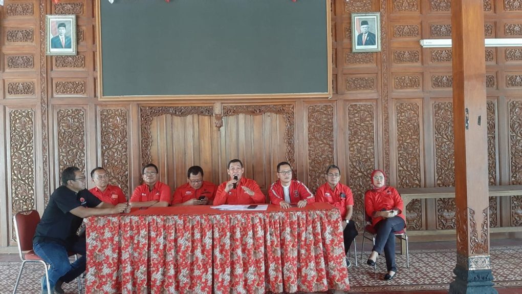 Panitia Penjaringan Tim Pemenangan Pilkada DPC PDIP Solo saat memberikan keterangan kepada awak media di Joglo Sasana Krida Rahadi Bawana Pucangsawit Solo, Senin 8 April 2024. (Foto: Putri Sejati)
