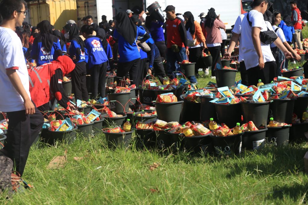 10.000 paket sembako dibagikan SBS kepada masyarakat Kota Solo di Benteng Vastenburg, Sabtu 6 April 2024. (Foto: Putri Sejati)