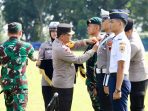 Kapolda Jateng, Irjen Pol Ahmad Lutfi memasang pin kepada petugas dalam Apel Gabungan Gelar Pasukan Operasi Ketupat Candi 2024 di Kodam IV Diponegoro, Rabu 3 April 2024. (Foto: dok. Humas Polda Jateng)