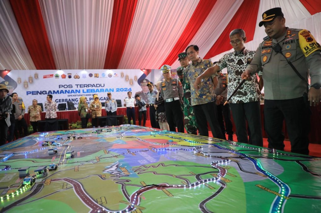 Sekretaris Daerah Provinsi Jawa Tengah, Sumarno, di sela tinjauan di Exit Tol Pejagan