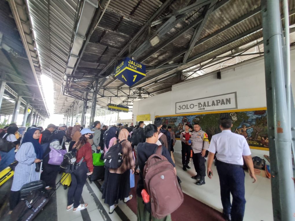 Penumpang KA turun di Stasiun Solobalapan saat arus mudik Lebaran. (Foto: dok. Humas Daop 6 Yogyakarta)