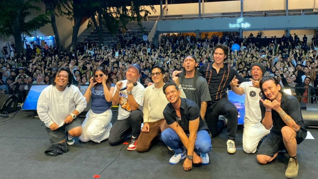 Andre Taulany & Friends (ATF) mampu memuaskan ratusan anak muda yang memadati Berani Jadi Beda Festival yang digelar di Taman Lingkar Lokananta, Kecamatan Laweyan, Kota Solo, Sabtu 18 Mei 2024. (Foto: dok bank bjb)