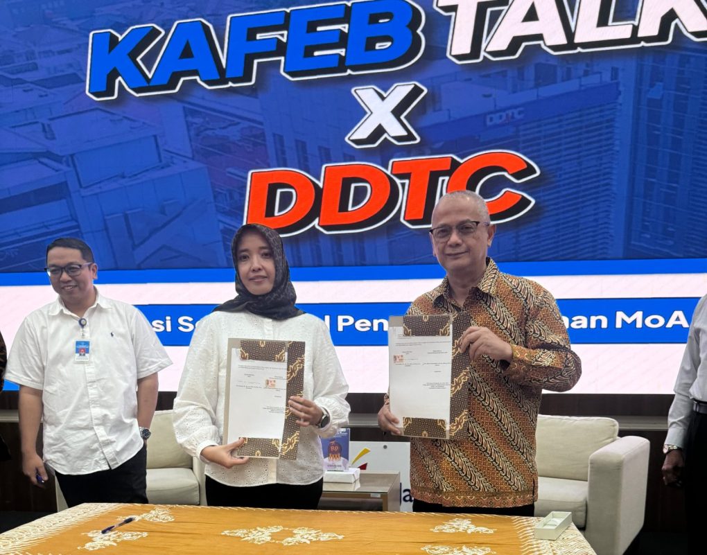 Penandatanganan Perjanjian Kerja Sama (Memorandum of Agreement/MOA) antara FEB UNS dengan DDTC tentang Pengembangan dan Peningkatan Pendidikan di UNS Tower, Senin 20 Mei 2024. (Foto: dok. istimewa)