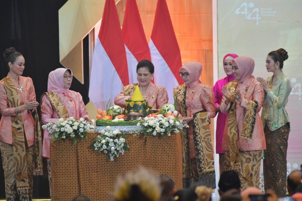 Ibu Negara Iriana Jokowi membuka rangkaian acara puncak Hari Ulang Tahun (HUT) ke-44 Dewan Kerajinan Nasional Indonesia (Dekranas) di Hotel Alila Solo, Jawa Tengah, Rabu 15 Mei 2024. (Foto: dok Kominfo)