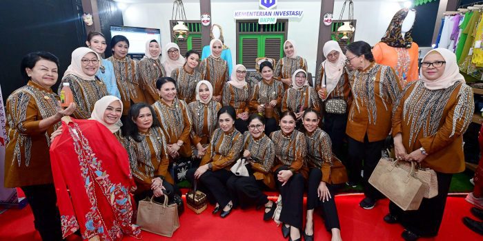 Ibu Negara Iriana Jokowi juga menyempatkan foto bersama para pengurus Dekranas di booth UMKM binaan Kementerian Investasi/ BKPM. (Foto: dok Kominfo)