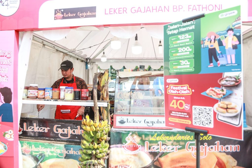 Leker Gajahan salah satu mitra UMKM Gojek yang ikut memeriahkan stan Kuliner Legenda Solo Expo Dekranas di Pamedan Pura Mangkunegaran, 15-18 Mei 2024. (Foto: dok. Gojek Indonesia)
