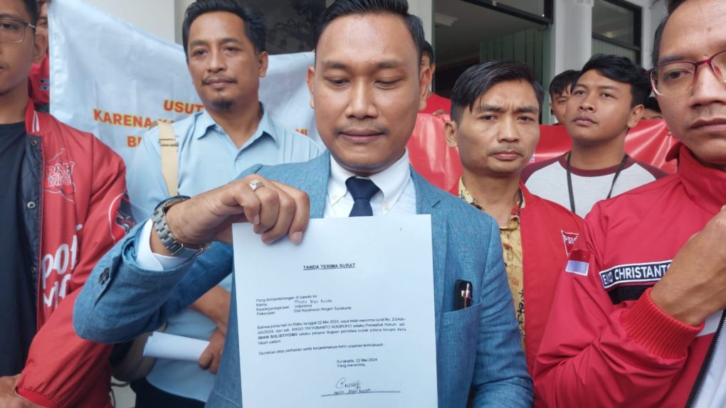 Kuasa hukum pelapor, Argo Triyunanto Nugroho beserta kader PSI Solo menunjukkan tanda terima pelaporan kasus dugaan penyelewengan dana banpol 2019-2022. (Foto: Putri Sejati)