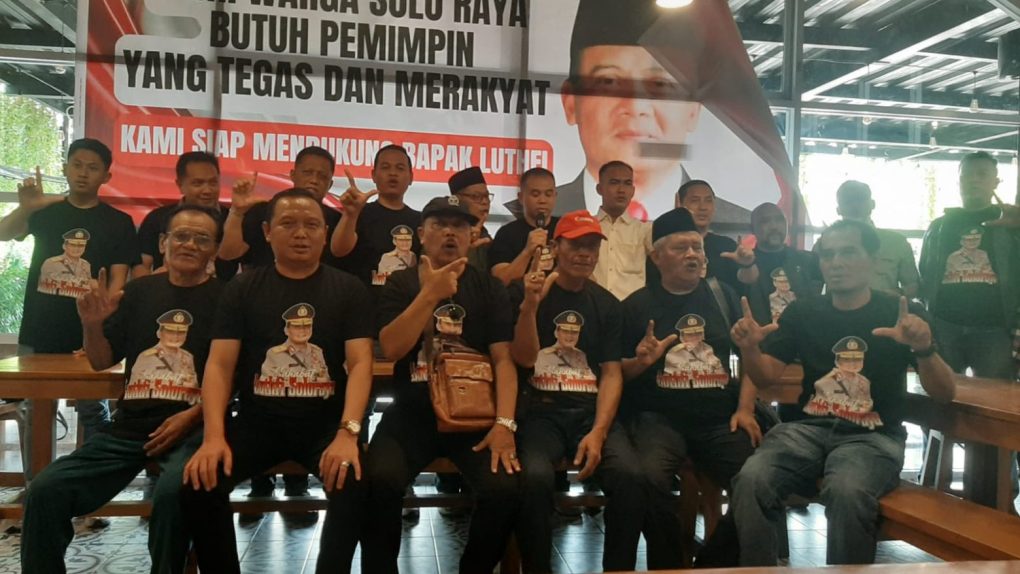 Relawan Sahabat Luthfi Solo Raya mendeklarasikan dukungan kepada Kapolda Jateng, Irjen Pol Ahmad Luthfi sebagai Cagub Jateng di di Warung Countryside, Banyuanyar, Kota Solo, Jawa Tengah, Jumat 17 Mei 2024. (Foto: Putri Sejati)