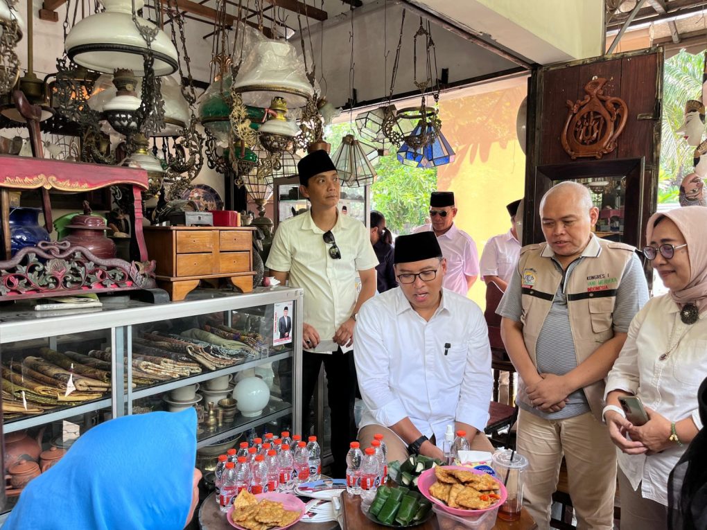 Kandidat Cagub Jateng, Sudaryono saat blusukan di Pasar Triwindu Solo, Kamis 16 Mei 2024. (Foto: Putri Sejati)