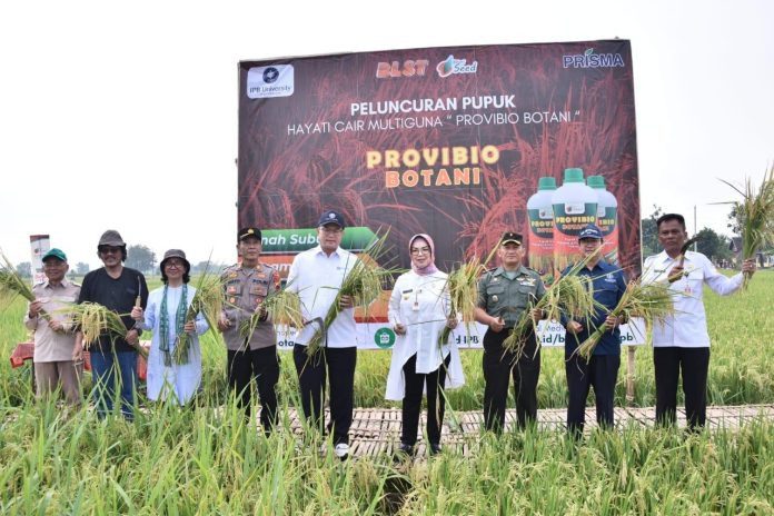peluncuran Pupuk Hayati Multiguna Provibio Botani bersama Institut Pertanian Bogor (IPB) di Desa Kragilan, Kecamatan Mojolaban