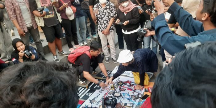 Jurnalis mengumpulkan id pers dalam aksi damai penolakan RUU Penyiaran 2024 di Plaza Manahan Solo, Selasa 21 Mei 2024. (Foto: Putri Sejati)