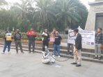 Puluhan massa dari berbagai kalangan mulai dari jurnalis, penggiat seni, mahasiswa hingga konten kreator menggelar aksi damai di Plaza Manahan, Kota Solo, Jawa Tengah, Selasa 21 Mei 2024. (Foto: Putri Sejati)