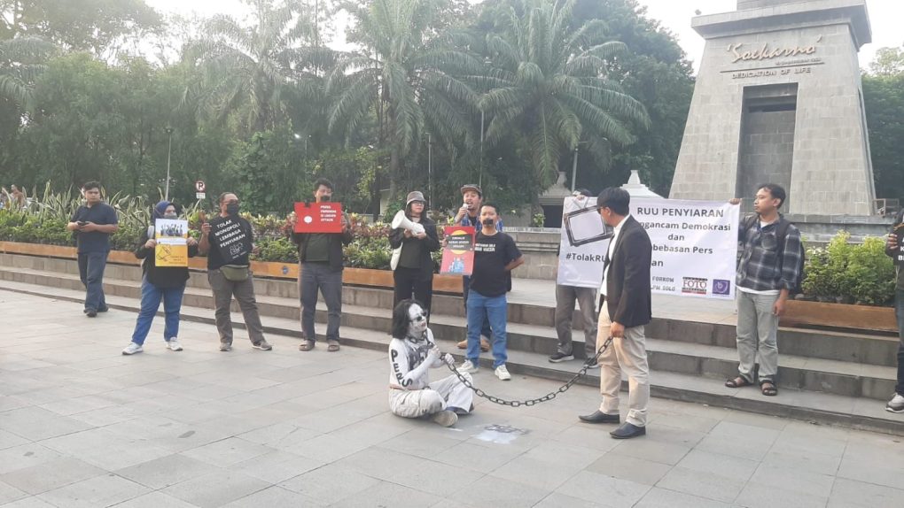 Puluhan massa dari berbagai kalangan mulai dari jurnalis, penggiat seni, mahasiswa hingga konten kreator menggelar aksi damai di Plaza Manahan, Kota Solo, Jawa Tengah, Selasa 21 Mei 2024. (Foto: Putri Sejati)