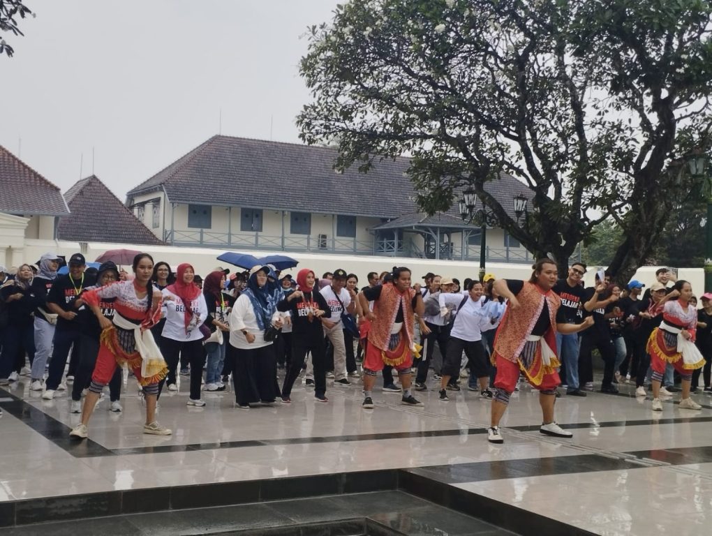 Ratusan Akademis dan Pelaku Seni Jalan Sehat Sosialisasikan Merdeka Belajar