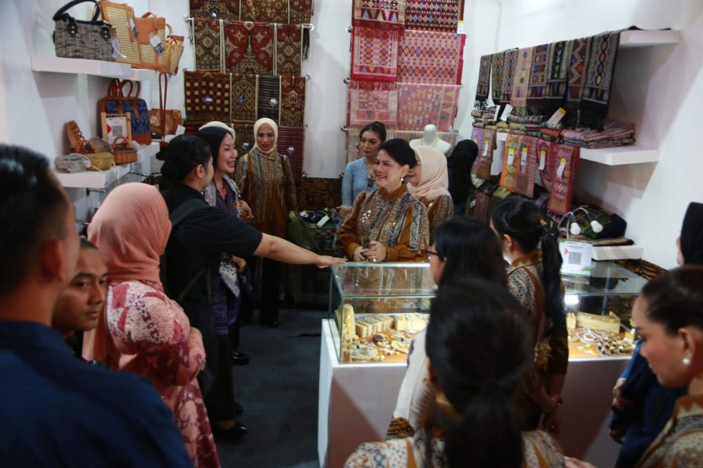 Ibu Negara Iriana Jokowi saat mengunjungi Expo Dekranas di Pamedan Pura Mangkunegaran, Kamis 16 Mei 2025. (Foto: Putri Sejati)