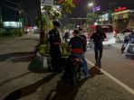 Puluhan sepeda motor yang menggunakan knalpot brong atau tidak standar pabrik diamankan petugas Tim Sparta Satuan Samapta Polresta Solo dalam razia yang digelar di Simpang Lampu Merah Fajar Indah Jalan Adi Sucipto, Kecamatan Laweyan, Sabtu 13 Mei 2024 malam. (Foto: dok. Humas Polresta Solo)