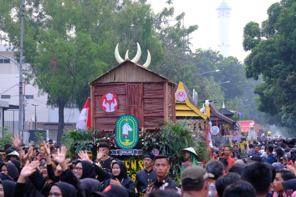 Parade Mobil Hias Kriya dan Budaya dalam rangka puncak HUT ke-44 Dekranas dan peringatan HKG ke-52 PKK yang digelar di Jalan Slamet Riyadi, Kota Solo, Jawa Tengah, Rabu 15 Mei 2024 sore. (foto: Putri Sejati)
