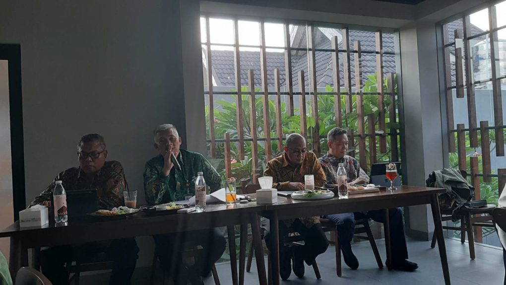 Kepala OJK Solo, Eko Yunianto saat memberikan keterangan kepada awak media terkait Perkembangan Kinerja IJK di wilayah Solo Raya. (Foto: Putri Sejati)