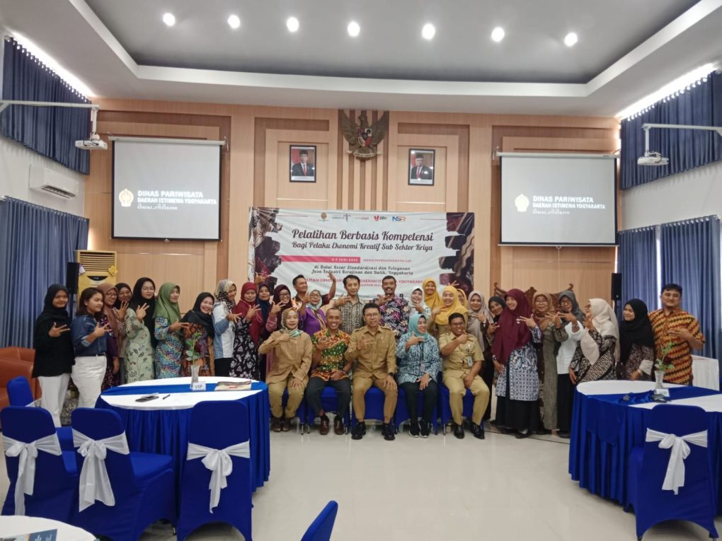Sebanyak 25 pembatik dari wilayah DIY mengikuti Pelatihan dan Sertifikasi Pembuatan Kain Batik Cap pada 3-7 Juni 2024 di Balai Besar Standardisasi dan Pelayanan Jasa Industri Kerajinan dan Batik Jalan Kusumanegara 7 Jogja.