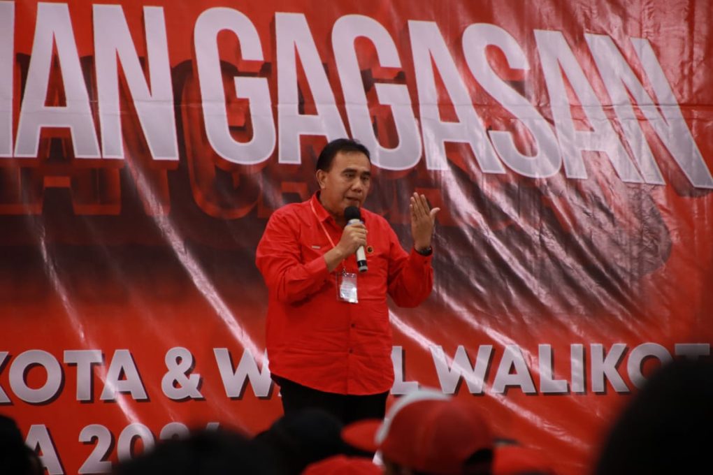 Bacawali PDIP Purwono saat saat menyampaikan gagasannya dalam agenda penyampaian gagasan balon Wali Kota dan Wakil Wali Kota yang digelar oleh DPC PDI Perjuangan Solo di Gedung PMS, Jebres, Kota Solo, Jawa Tengah, Senin 3 Mei 2024. (Foto: Putri Sejari)