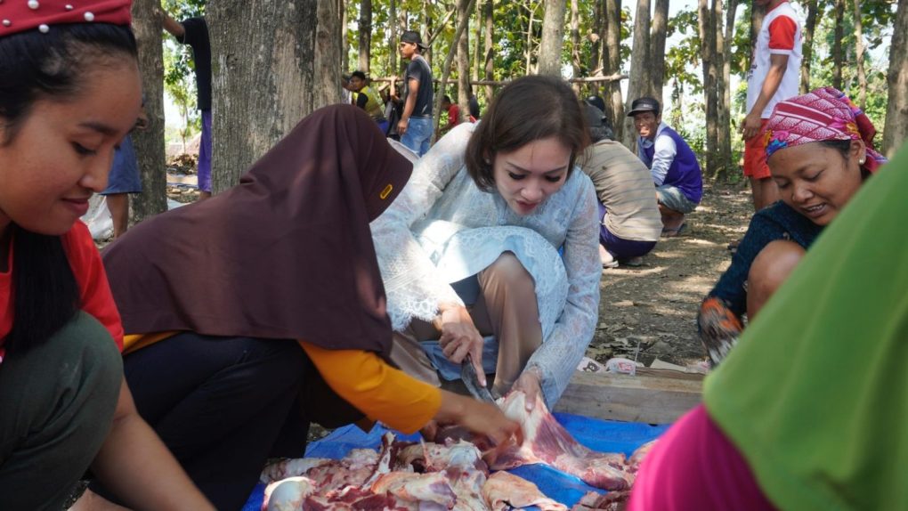 Bacabup Sragen Untung Wina Sukowati membaur bersama warga memotong daging kurban di salah satu masjid, Senin 17 Juni 2024. (Foto: dok ist)