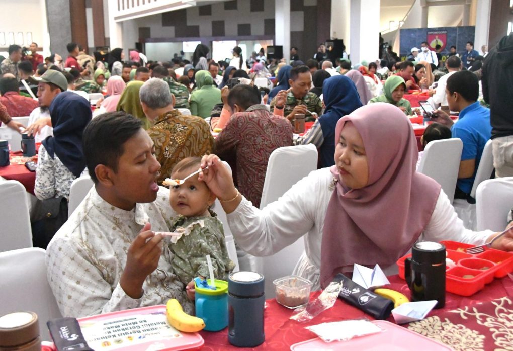 Makan bersama keluarga salah satu ciri keluarga sehat dan bahagia.