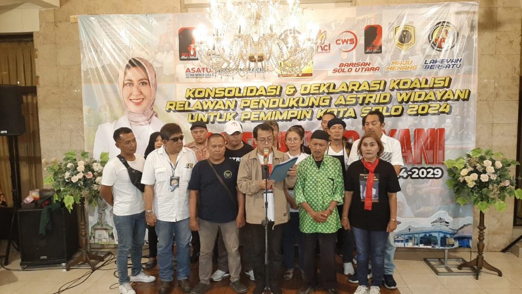 Sebanyak 15 organ relawan mendeklarasikan dukungan bersama untuk memenangkan Bacawali Solo, Astrid Widayani di Graha Nikmat Rasa, Jalan Veteran, Kelurahan Tipes, Kecamatan Serengan, Kota Solo, Jawa Tengah, Sabtu 27 Juli 2024 malam. (Foto: Putri Sejati)