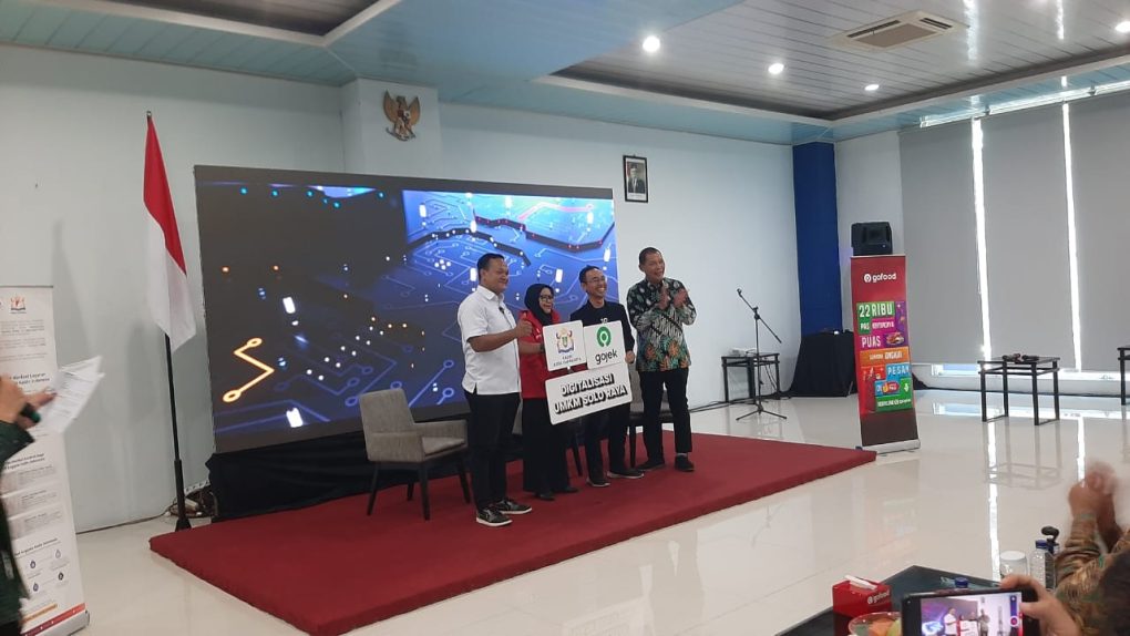 (Ki-Ka) Ketua Kadin Solo, Ferry S, Indriyanto, Ketua Komunitas Partner GoFood Kota Solo, Sri Prihatin, VP Regional Gojek Central & West Java, Farid Isnawan dan Wawali Solo. Teguh Prakosa saat launching kerja sama Digitalisasi UMKM Solo Raya di Solo Techno Park, Selasa 16 Juli 2024. (Foto: Putri Sejati)