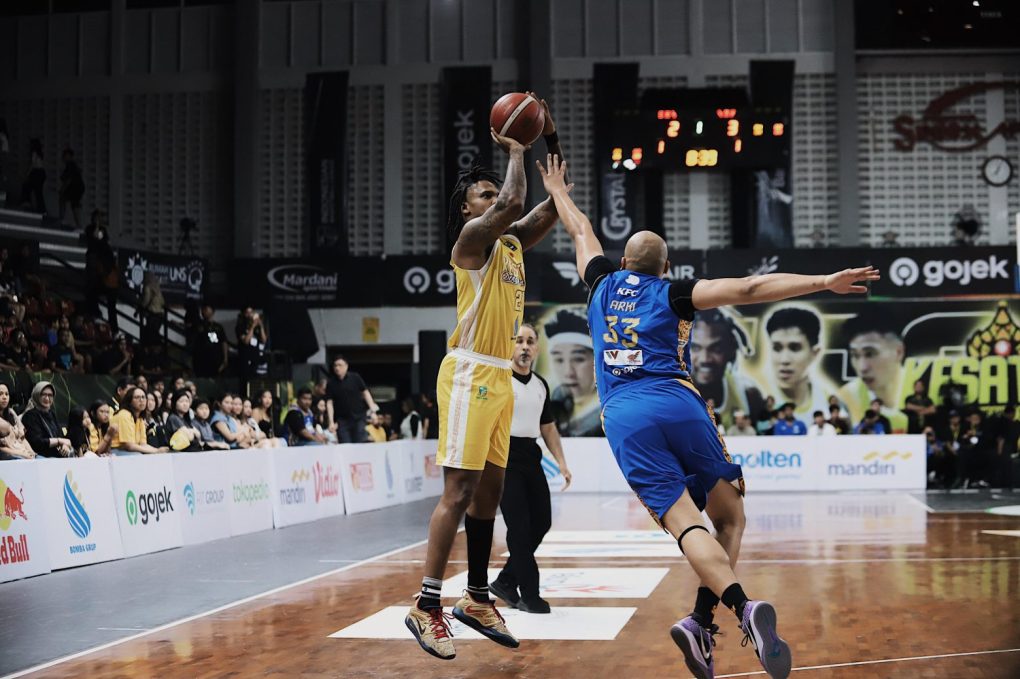 Pemain KBS berusaha menembus pertahanan pemain Satria Muda dalam babak ketiga Playoff IBL 2024 di GOR SRirex Arena, Senin 15 Juli 2024. (Foto: dok. MO KBS)