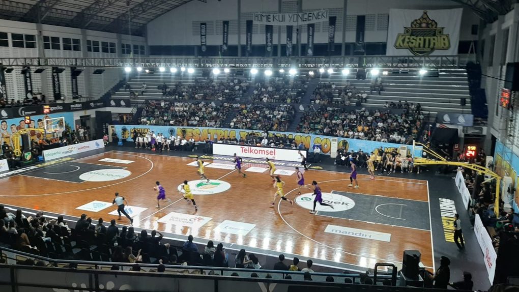Kesatria Bengawan Solo (KBS) harus mengakui keunggulan tim tamu, Tangerang Hawks Basketball setelah dikalahkan dengan skor tipis 98-95 dalam lanjutan IBL 2024 di Sritex Arena, Kota Solo, Jawa Tengah, Rabu 3 Juli 2024. (Foto: Putri Sejati)