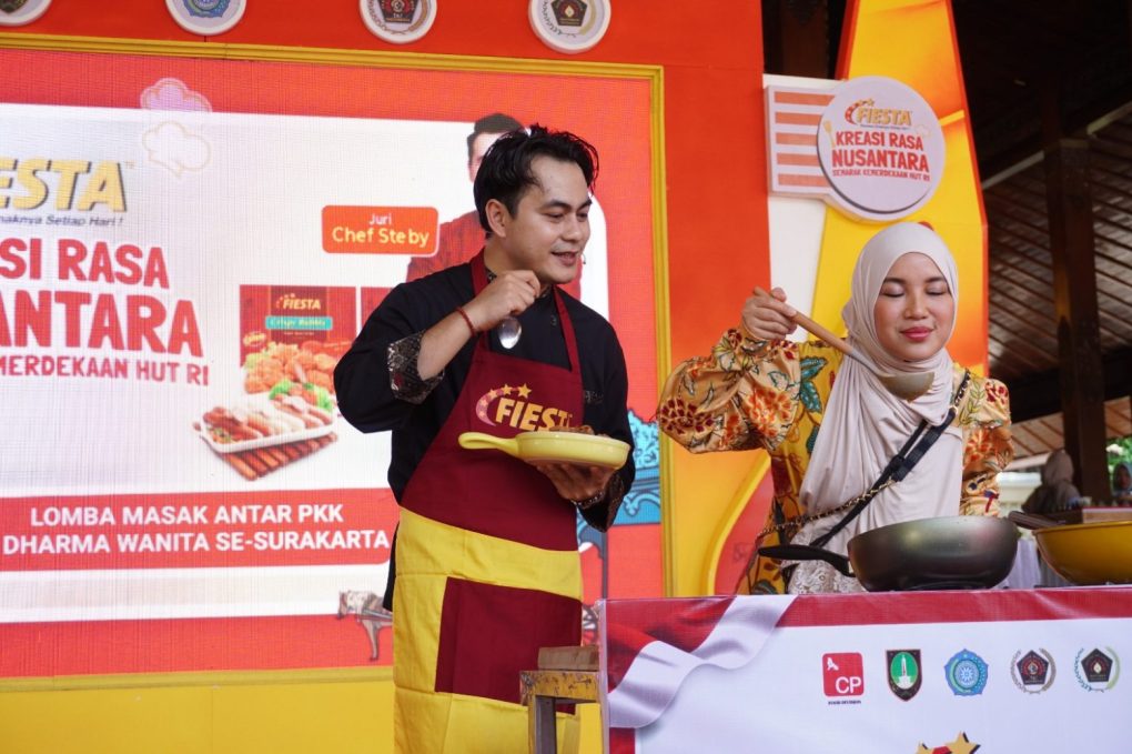 istri Bupati Kendal sekaligus Ketua TP PKK Kabupaten Kendal, Chacha Frederica menyicipi kreasi menu nusantara dengan menggunakan produk Fiesta hasil masakan chef kondang, Chef Steby di sela-sela lomba memasak selera nusantara di Pendapi Gede Balai Kota Solo. Selasa 23 Juli 2024. (Foto: Putri Sejati)