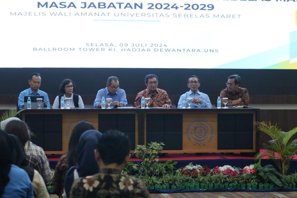 MWA UNS Solo saat memberikan keterangan terkait pemilihan rektor di Gedung UNS Tower Ki Hadjar Dewantara, Selasa 9 Juli 2024. (Foto: Putri Sejati)