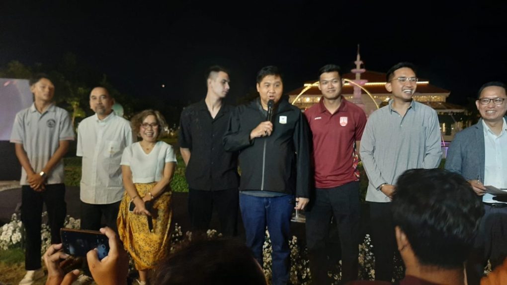 Ketua SC Piala Presiden 2024, Maruarar Sirait dalam press conference yang digelar di Pracima Tuin Pura Mangkunegaran, Kota Solo, Jawa Tengah, Senin malam 29 Juli 2024. (Foto: Putri Sejati)