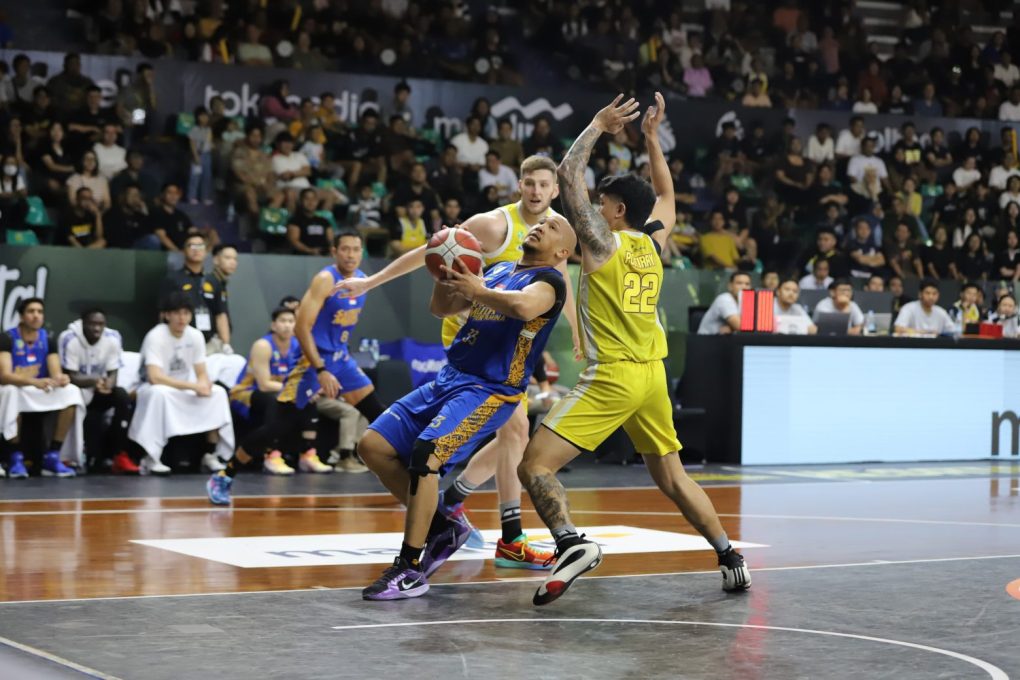 KBS unggul atas Satria Muda dalam game kedua babak Playoff IBL 2024 di GOR Sritex Arena, Kota Solo, Jawa Tengah, Minggu malam 14 Juli 2024. (Foto: Putri Sejati)