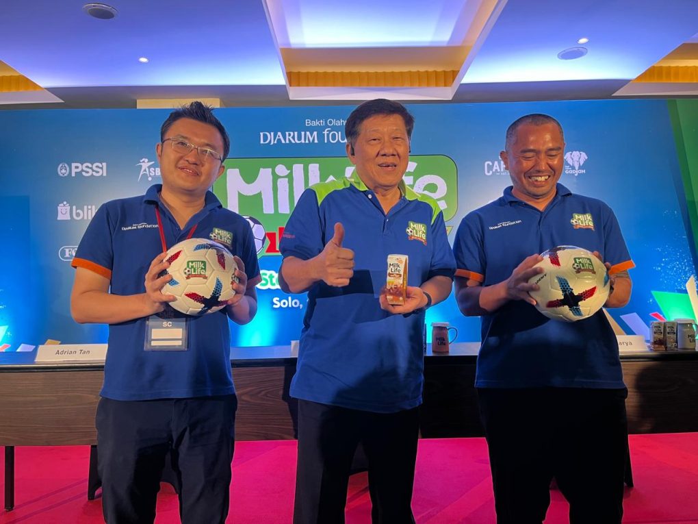 (Ki-Ka): Brand Manager Global Dairi Alami sebagai produsen susu MilkLife, Adrian Tan, Program Director Bakti Olahraga Djarum Foundation, Yoppy Rosimin dan Coach Asep Sunarya selaku Tim Talent Scouting MilkLife Soccer Challenge dalam presscon yang digelar di Zest Hotel Solo, Jumat 26 Juli 2024. (Foto: Putri Sejati)