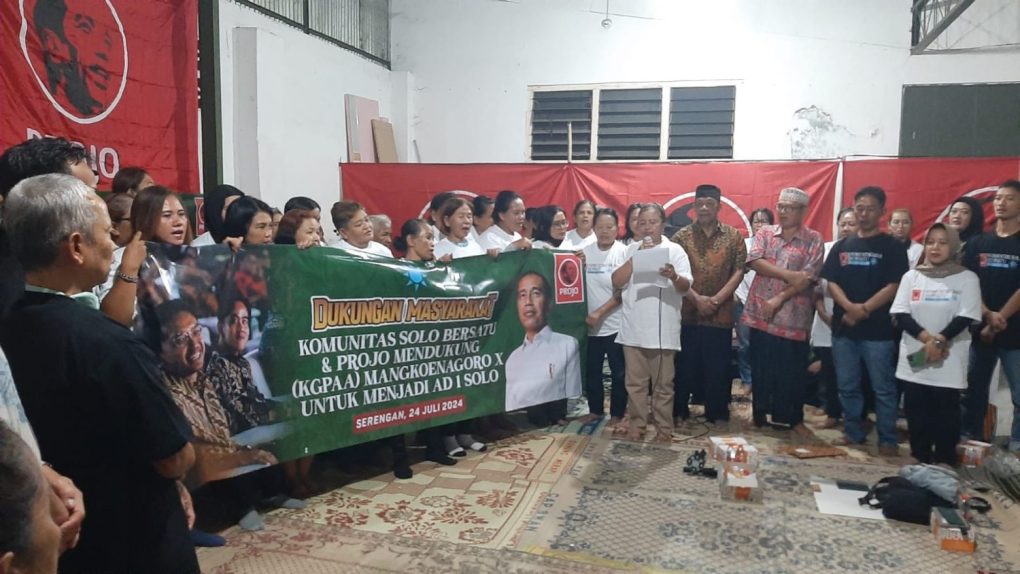 Relawan Projo bersama KSB) mendeklarasikan dukungan bagi penguasa Pura Mangkunegaran, KGPAA Mangkunagoro X agar maju dalam Pilkada Kota Solo 2024, Rabu malam 25 Juli 2024. (Foto: Putri Sejati)