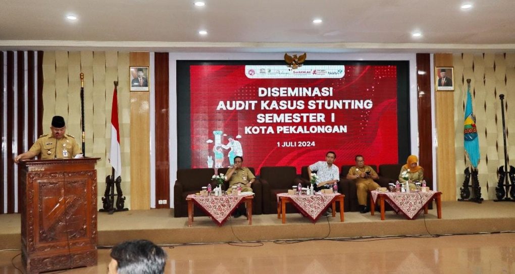 Salahudin, saat membuka kegiatan Diseminasi Audit Kasus Stunting Semester I Kota Pekalongan Tahun 2024, di Ruang Jlamprang Setda Kota Pekalongan, Senin (1/7/2024).