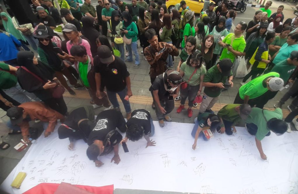 Masyarakat membubuhkan tanda tangan sebagai dukungan KGPAA Mangkoenagoro X maju dalam Pilkada Solo 2024. (Foto: Putri Sejati)