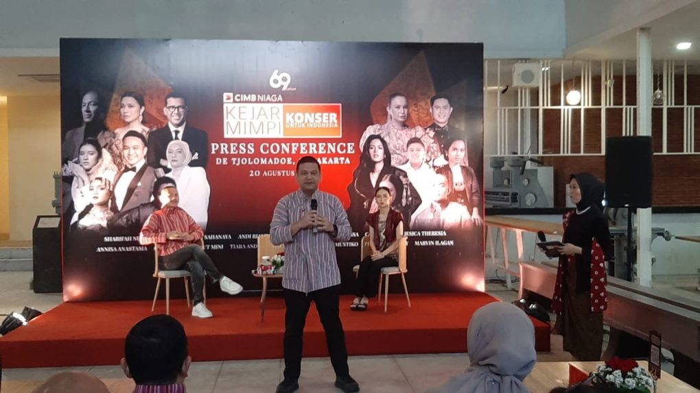 Head of Region Jawa Tengah & Jawa Barat CIMB Niaga Andiko Manik dan Head of Marketing, Brand & Customer Experience CIMB Niaga Muhamad Firdaus Andjar dalam jumpa pers Konser Kejar Mimpi di Besali Cafe kompleks De Tjolomadoe, Selasa 20 Agustus 2024. (Foto: Putri Sejati)