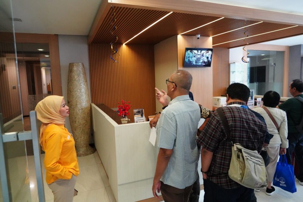 KAI Wisata mengajak Komunitas Pecinta Kereta Api (Railfans) berkeliling stasiun Gambir untuk melihat langsung lini bisnis KAI Wisata di Stasiun Gambir, seperti Shower n Locker, Rail Transit Suite Gambir, dan Luxury Lounge, Selasa 27 Agustus 2024. (Foto: dok. KAI Wisata)