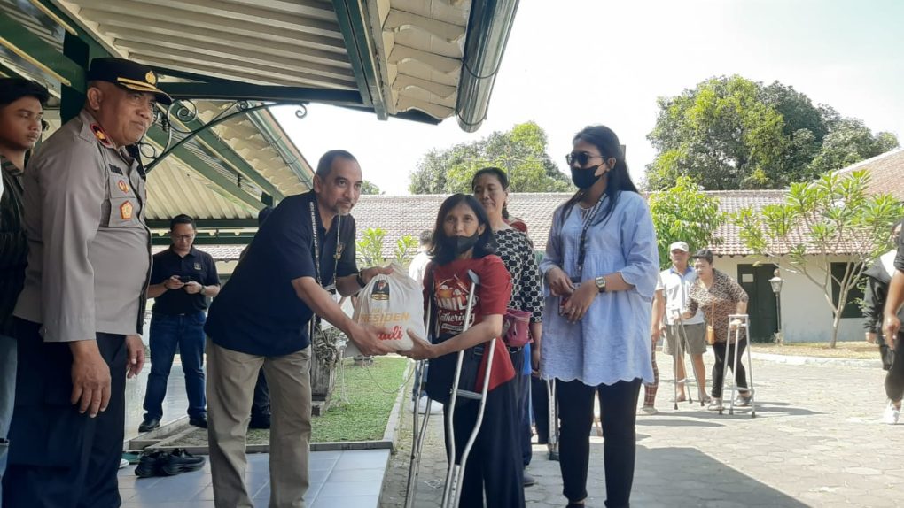 Ketua Organizing Comittee (OC) Piala Presiden 2024, Risha Adi Wijaya menyerahkan paket sembako kepada masyaralat Solo di di Panti Putra Pura Mangkunegaran, Sabtu 3 Agustus 2024 pagi. (Foto: Putri Sejati)