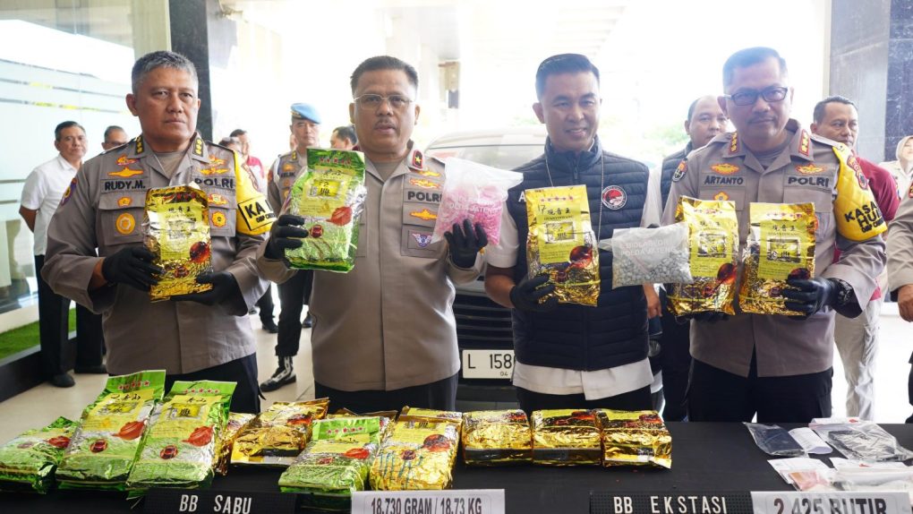 Wakapolda Jateng, Brigjen Pol Agus Suryonugroho menunjukkan barang bukti ungkap kasus tindak pidana penyalahgunaan dan peredaran gelap narkotika jenis sabu dan ekstasi transnasional dengan menyita sabu seberat 18,73 kilogram dan ekstasi sebanyak 2.425 butir dalam press rilis di Mapolda Jateng, Selasa 27 Agustus 2024. (Foto: dok. Humas Polda Jateng)