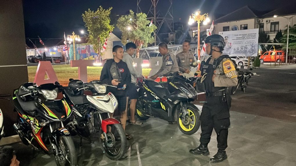 Sebanyak 20 sepeda motor berknalpot brong diamankan Tim Sparta Polresta Solo dalam razia yang digelar Kamis 15 Agustus 2024 dini hari. (Foto: dok. Humas Polresta Solo)
