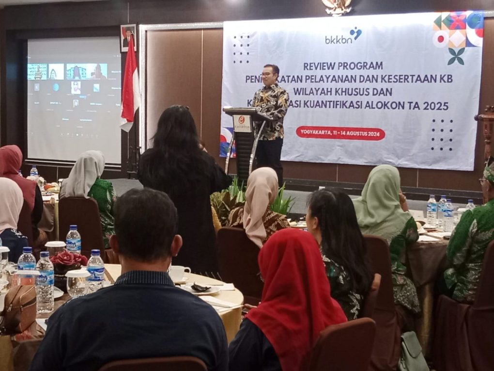 kepala BKKBN dr Hasto Wardoyo di sela pembukaan acara Review Program Peningkatan Pelayanan dan Kesertaan KB di Wilayah Khusus dan Konsolidasi Kuantifikasi Alokon TA 2025 di Hotel Cavinton Jogja, Minggu (11/8/2024) malam.
