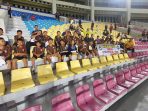 Siswa SSB Madya Pemda Kota Surakarta yang mendapatkan tiket gratis dari panitia menyaksikan laga semifinal Liala Presiden 2024 antara Borneo FC vs Persija Jakarta di Stadion Manahan, Kota Solo, Jawa Tengah, Selasa 30 Juli 2024.