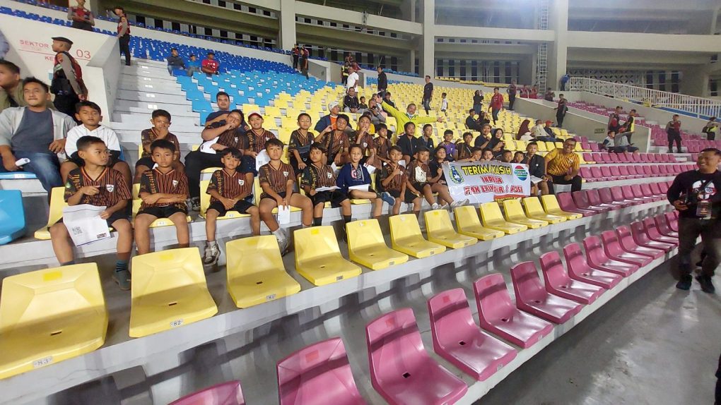 Siswa SSB Madya Pemda Kota Surakarta yang mendapatkan tiket gratis dari panitia menyaksikan laga semifinal Liala Presiden 2024 antara Borneo FC vs Persija Jakarta di Stadion Manahan, Kota Solo, Jawa Tengah, Selasa 30 Juli 2024.