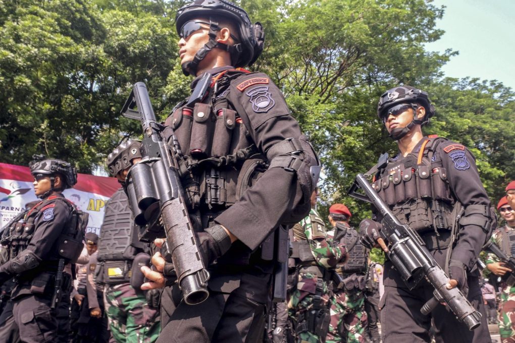 Anggota Brimob berjalan meninggalkan tempat apel seusai digelar Apel Gelar Pasukan dalam rangka Pengamanan Pekan Paralimpiade Nasional XVII - Solo 2024 di Lapangan Parkir Stadion Manahan, Kota Solo, Jumat 27 September 2024. (Foto: PB Peparnas/ Kurniawan Arie Wibowo)