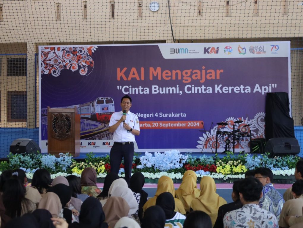 EVP Daop 6 Yogyakarta Bambang Respationo saat menjadi pengajar di SMAN 4 Solo dalam kegiatan KAI Mengajar, Jumat 20 September 2024. (Foto: dok. Humas PT KAI)