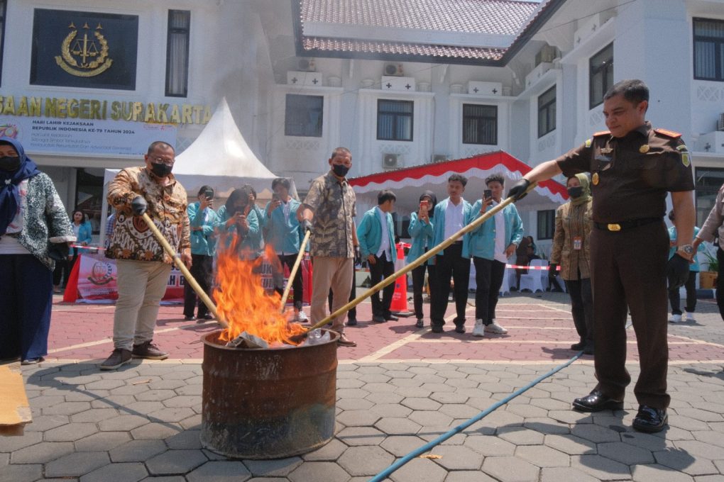 Pemusnahan barang bukti 166 perkara yang sudah inkracht di halaman Kantor Kejari Solo, Kamis 12 Septe,ber 2024. (Foto: Putri Sejati)
