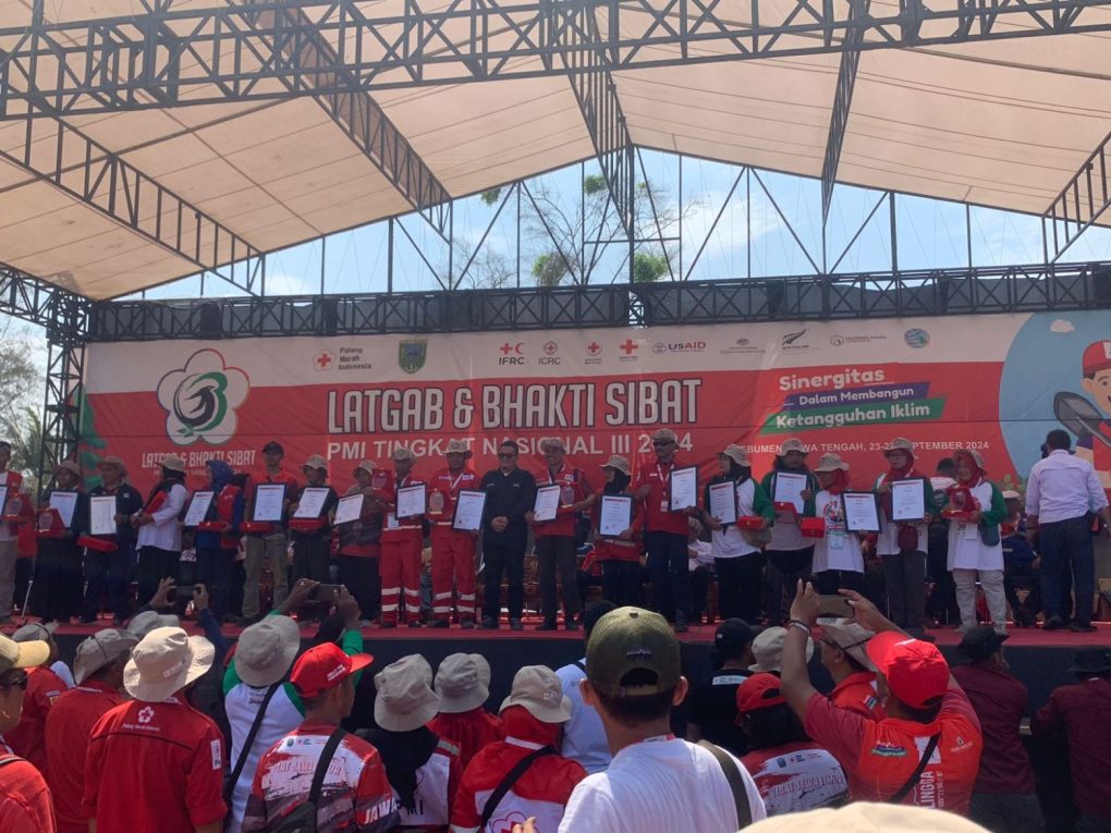 Kelompok SIBAT Kelurahan Sewu dan Sudiroprajan binaan PMI Kota Solo mendapatkan penghargaan nasional dalam Latgab Nasional SIBAT di Pantai Pandankuning, Kabupaten Kebumen, Jawa Tengah, Jumat 25 September 2024. (Foto: sok PMI Kota Solo)